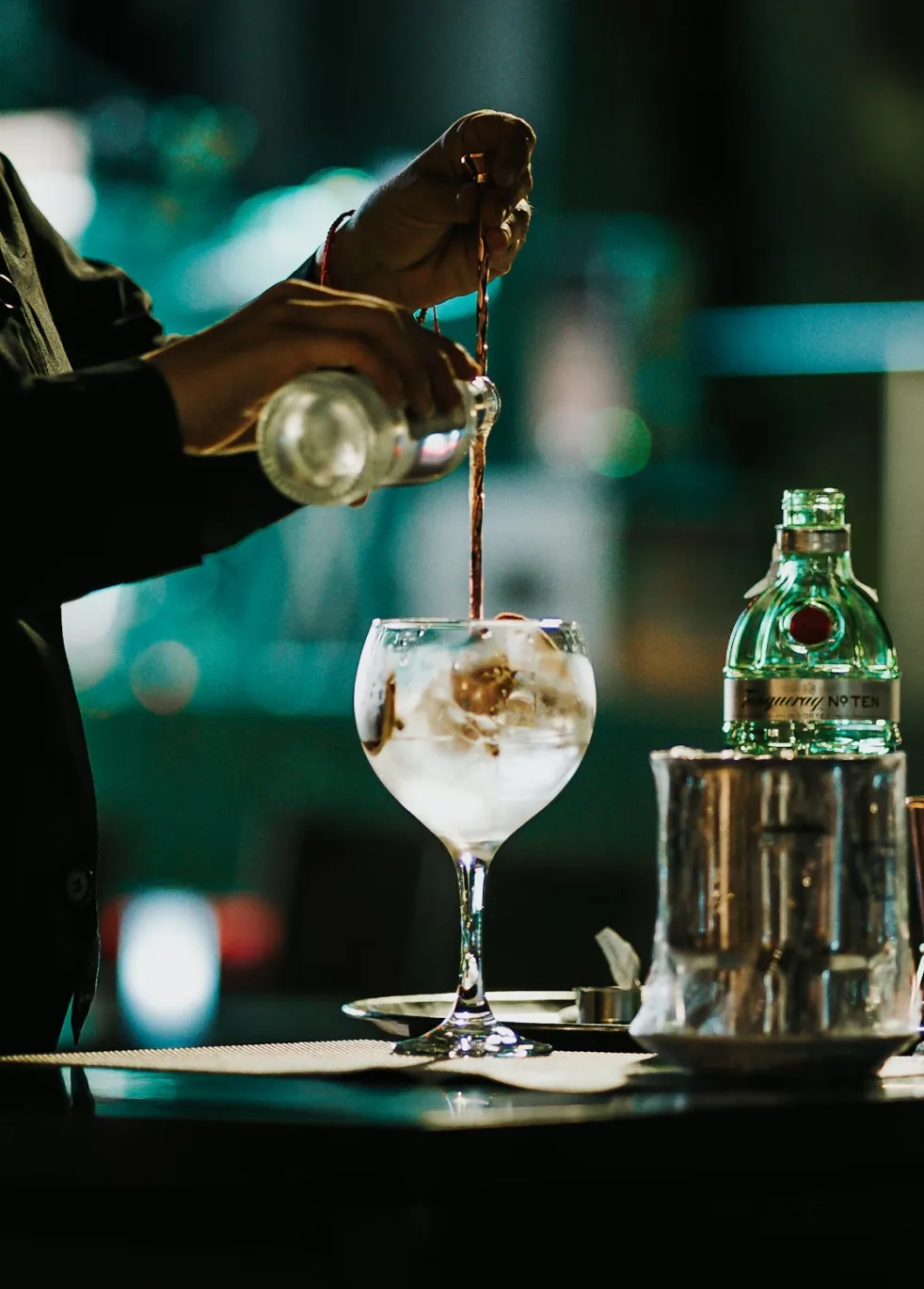Cocktailbar mit warmem Licht und dekorativem Regal.