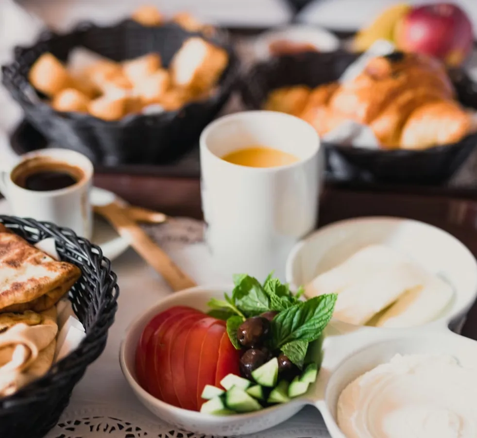 Frühstücksbuffet im VOI mit frischem Brot, Käse und Kaffee.